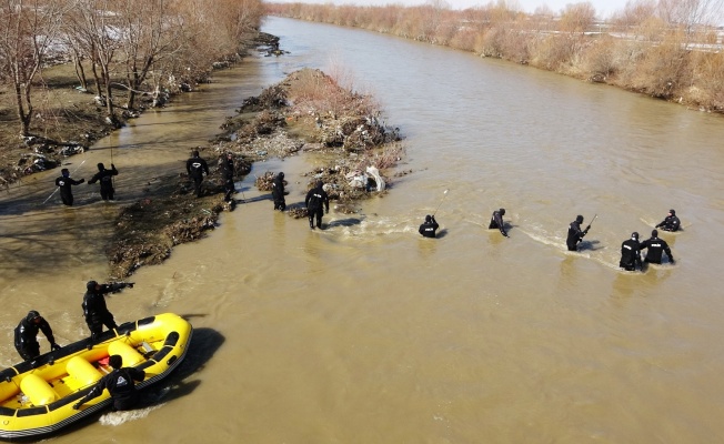 Karasu Nehri’nde Yağmur’u arıyorlar