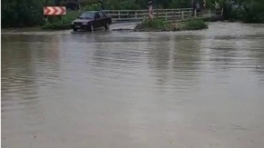 Bartın’da dereler taştı, ulaşım kapandı